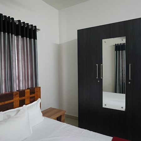 Swapna Home Suites Недумбасери Екстериор снимка