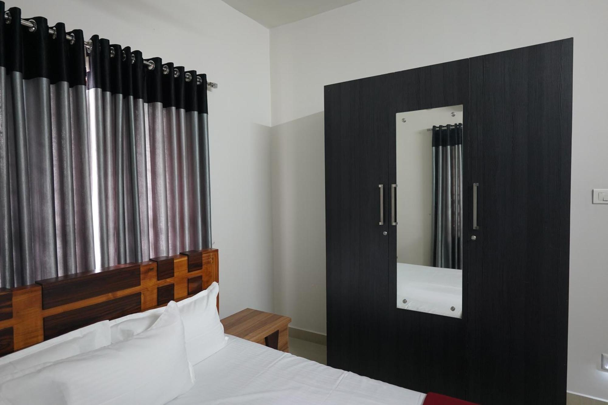 Swapna Home Suites Недумбасери Екстериор снимка