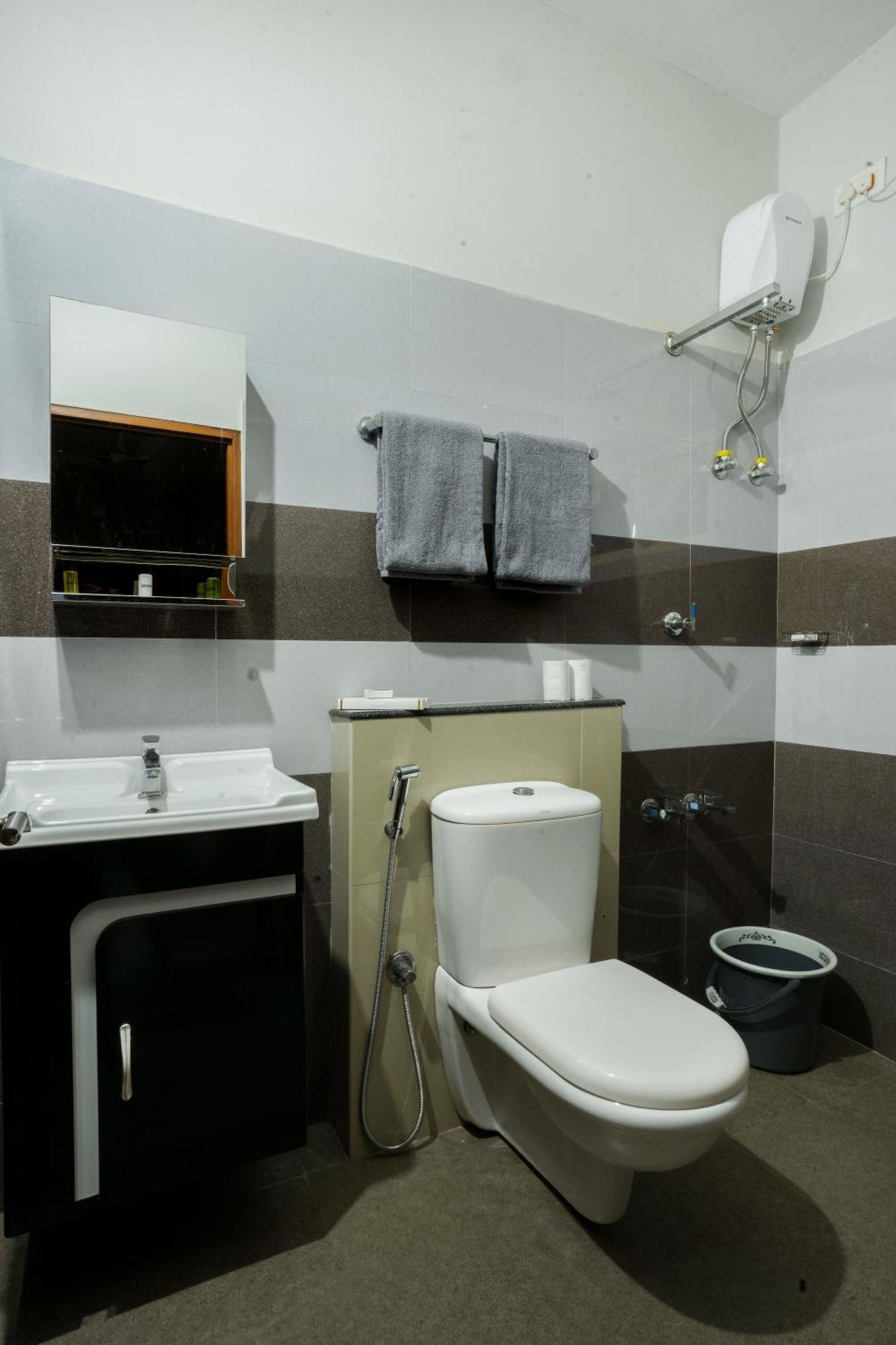 Swapna Home Suites Недумбасери Екстериор снимка